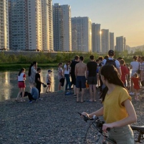 Случайные прохожие выловили из Енисея девочку и 15 минут спасали ей жизнь