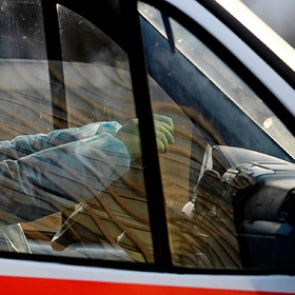 Россиянин покашлял в магазине, испугал продавца и получил бутылкой по голове