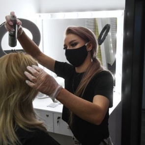 Губернатор Красноярского края Александр Усс подписал указ об открытии парикмахерских, салонов красоты и косметических салонов с 25 мая