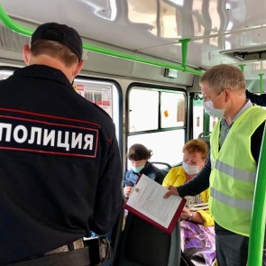 Полиция нагрянула с проверкой в красноярские автобусы: пассажиров без масок сегодня штрафовать не стали