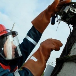 На 10.00 27.05.2020 количество потребителей оставшихся без электроэнергии в Ачинске сократилось до 500 человек. В поселке Солнечный усилены аварийно-восстановительные бригады