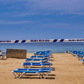 Популярные курорты нашли способы контролировать туристов на пляжах при пандемии