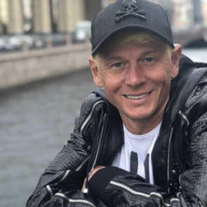 Бывший солист «Отпетых мошенников» пошел работать в такси из-за нехватки денег