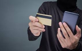 Красноярка попросила курьера помочь с мобильным банком и лишилась денег