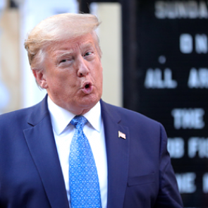 Трампа сравнили с фашистом за угрозу развернуть тяжеловооруженную армию