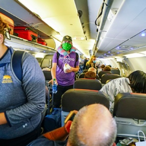 Бортпроводники раскрыли правду о переполненных рейсах во время пандемии