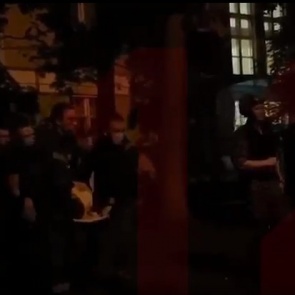 В Москве мужчина открыл стрельбу из окна. Есть раненые