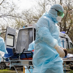 В России за сутки подтвердилось 112 смертей от коронавируса. Заболели почти 9 тысяч человек