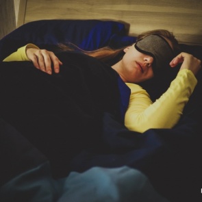 Вы неправильно спите: рассказываем, как связаны плохой сон и лишний вес