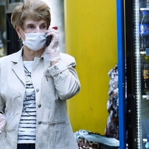 Попова заявила о сохранении масочного режима по всей России