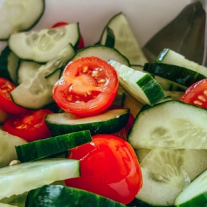 Говорят, от салата из помидоров с огурцами больше вреда, чем пользы. Отвечают диетолог и фитнес-тренер