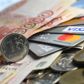Банки захотели взимать плату с россиян за выпуск новых карт