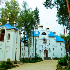 Сотрудники ФСБ и полиции прибыли в захваченный казаками женский монастырь