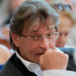 Домогаров заявил о неуважении к зрителям и отказался выходить на сцену