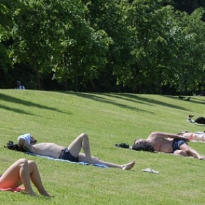 Россиянам напомнили об опасных последствиях загара