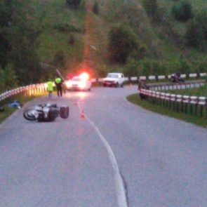 Красноярец катал на спортивном мотоцикле сына и врезался в ограждение. Подросток погиб