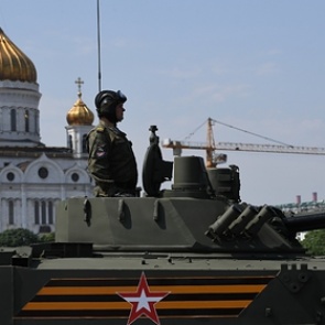 Кремль объяснил решение Путина провести парад 24 июня