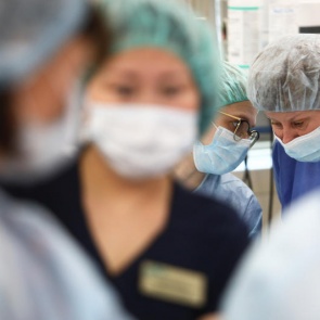 Президент продлил выплаты медикам за работу с коронавирусными больными