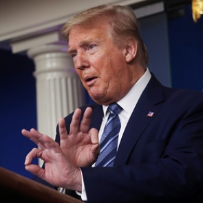 Трамп ввел ограничения на выдачу рабочих виз