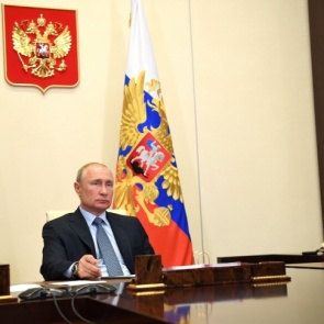 Кому пособия, а кому — налоги: 9 обещаний Владимира Путина