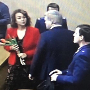 Российскую судью отправили в отставку из-за букета цветов