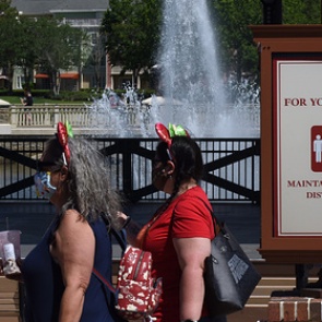 Disney изменит аттракционы в парках из-за обвинений в расизме