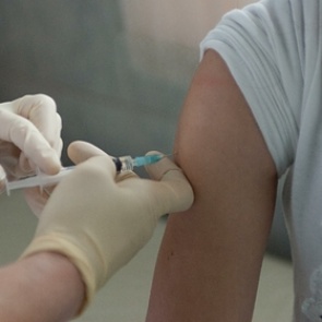 В России предложили штрафовать за отказ принять ребенка без прививки в школу