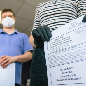 Россиянка трижды проголосовала по поправкам в Конституцию. ЦИК пригрозил ей уголовным делом