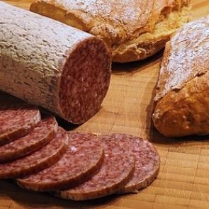 Россиянам раскрыли правила выбора хорошей колбасы