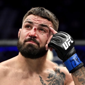 Боец UFC устроил драку в ресторане и нокаутировал пожилого человека