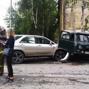 Госавтоинспекторы в Ачинске обращают внимание автовладельцев на соблюдение дорожных знаков при проезде перекрестков