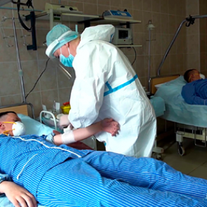 Названы сроки регистрации первой вакцины от коронавируса в России