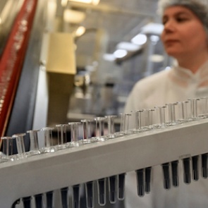 Названы сроки массового производства российской вакцины от коронавируса