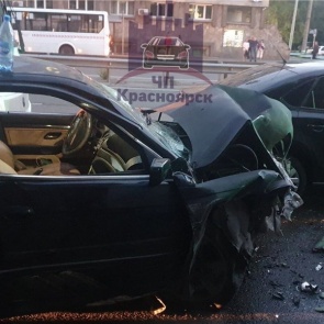 На правобережье Красноярска столкнулись 4 машины и 2 автобуса: есть пострадавшие