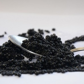 У россиянина дома нашли 300 контейнеров черной икры