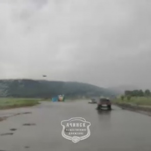 «Даже машину смывает»: в Ужурском районе после сильного ливня затопило дорогу к озерам