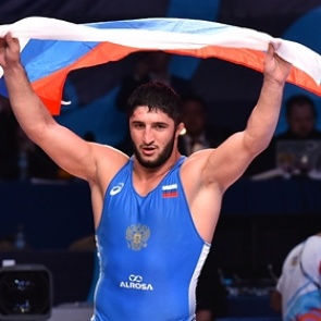 Олимпийский чемпион из России посмеялся над вызовом американского борца