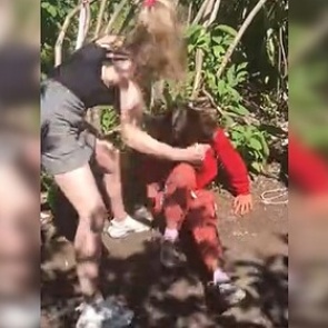 Российские школьники избили сверстницу и сняли это на видео