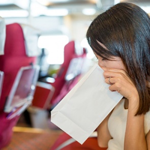 Перечислены эффективные методы борьбы с тошнотой в дороге