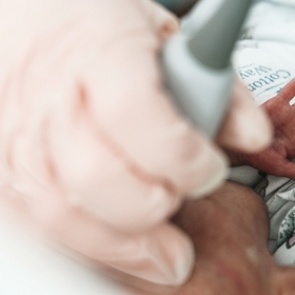 Младенец погиб после пролившегося кипятка из-за не обратившихся к врачу россиян