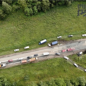 На трассе Красноярск-Енисейск Toyota Land Cruiser превратилась в гору металлолома после столкновения с мусоровозом. Водитель погиб