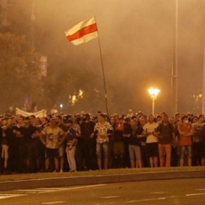 Взрывы и стрельба не стихают: в Белоруссии второй день продолжаются протесты
