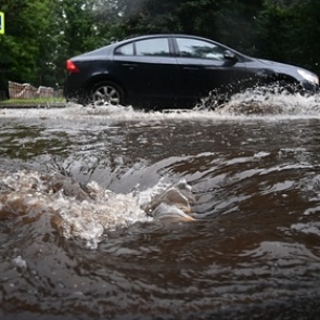 Окатившего пешеходов водой из лужи водителя оштрафовали на 80 тысяч рублей