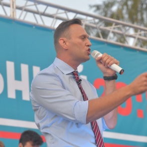 Алексея Навального подключили к аппарату ИВЛ. В штабе подозревают, что политика отравили