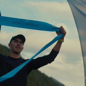 Красноярец за 12 часов преодолел больше 200 километров. Он плыл в холодной воде и бежал в крутую гору