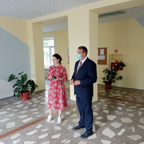 Безопасность и комфорт: заместитель председателя городского Совета депутатов Василий Мизинко проверил готовность школы №10