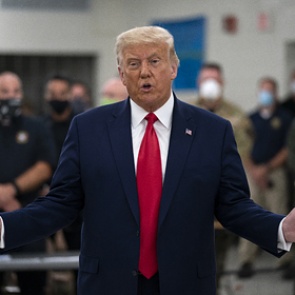 Трамп объяснил жестокость американских полицейских