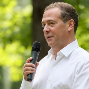 Медведев предложил ввести в России гарантированный доход. Объясняем, что это