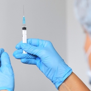 Названо число готовых сделать прививку от коронавируса россиян