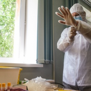 Роспотребнадзор рассказал, можно ли заразиться коронавирусом второй раз